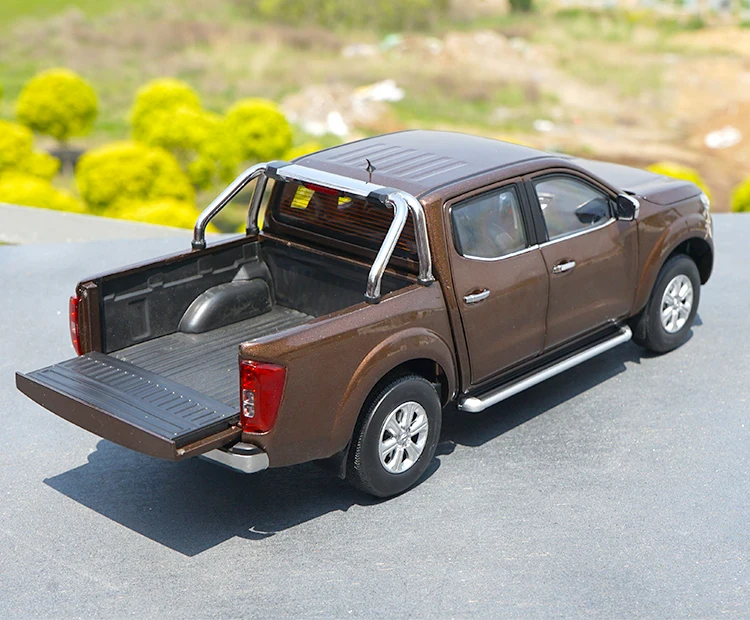 Alloy toy vehicle for 1:18 diecast NISSA N NAVARA OFF-road vehicle pickup truck models