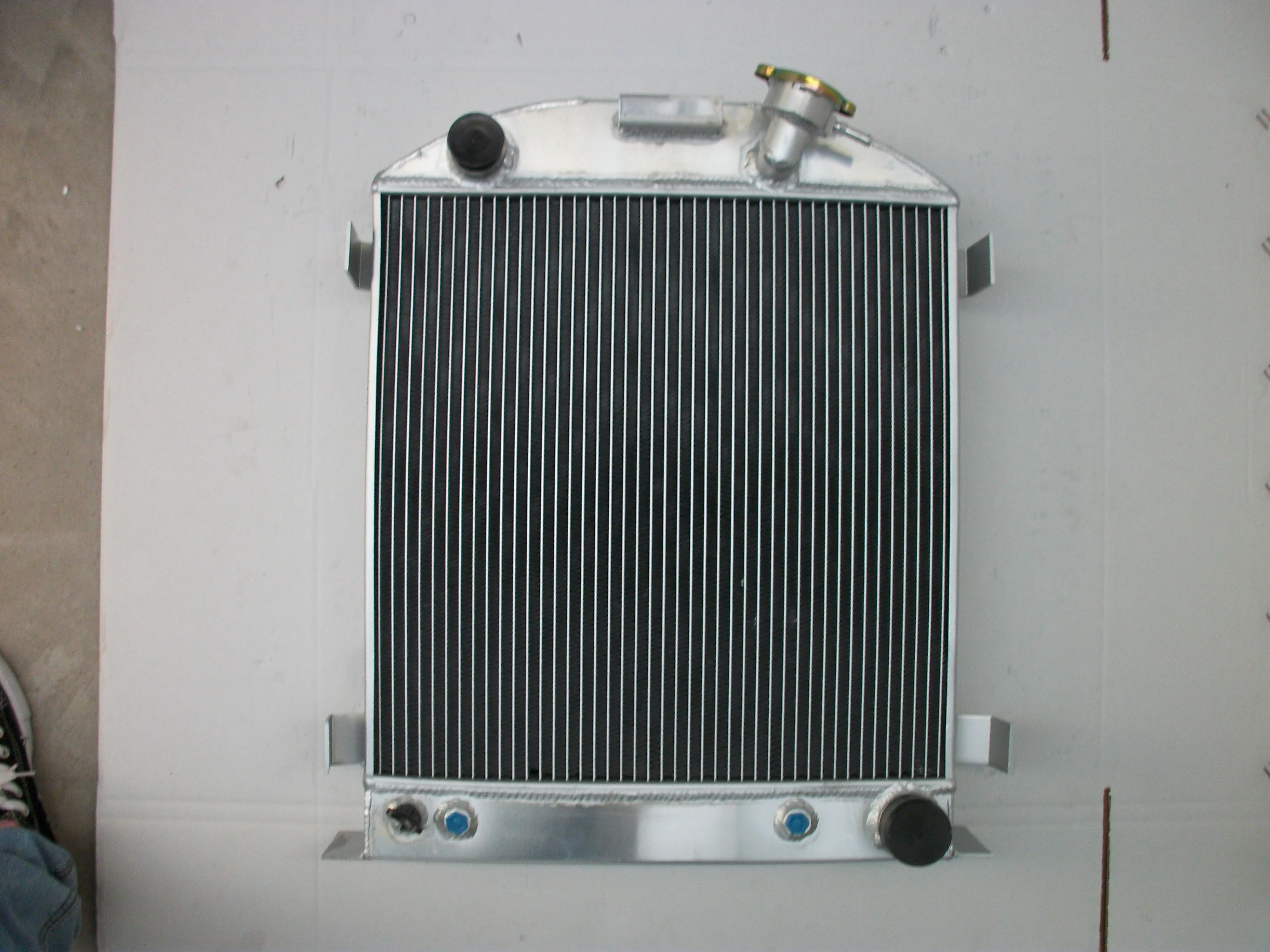 3 Row 62MM All Aluminum Radiator For Ford 1932 chopped hot rod w/Chevy 350 V8 engine