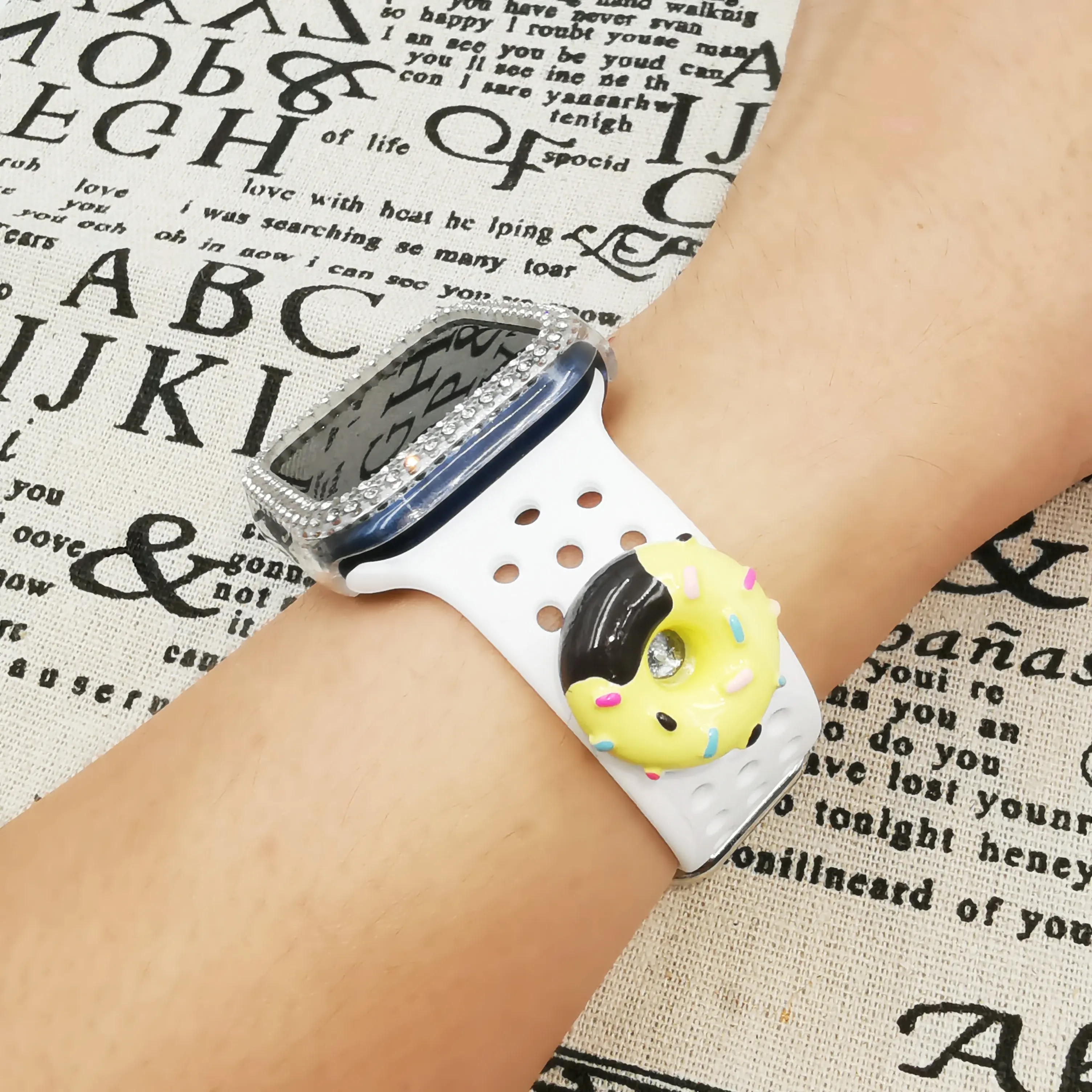 Donut เรซิ่นอุปกรณ์เสริมสำหรับสมาร์ทนาฬิกาสร้อยข้อมือ Charm ตกแต่ง Charms สำหรับ Apple นาฬิกาซิลิโคน