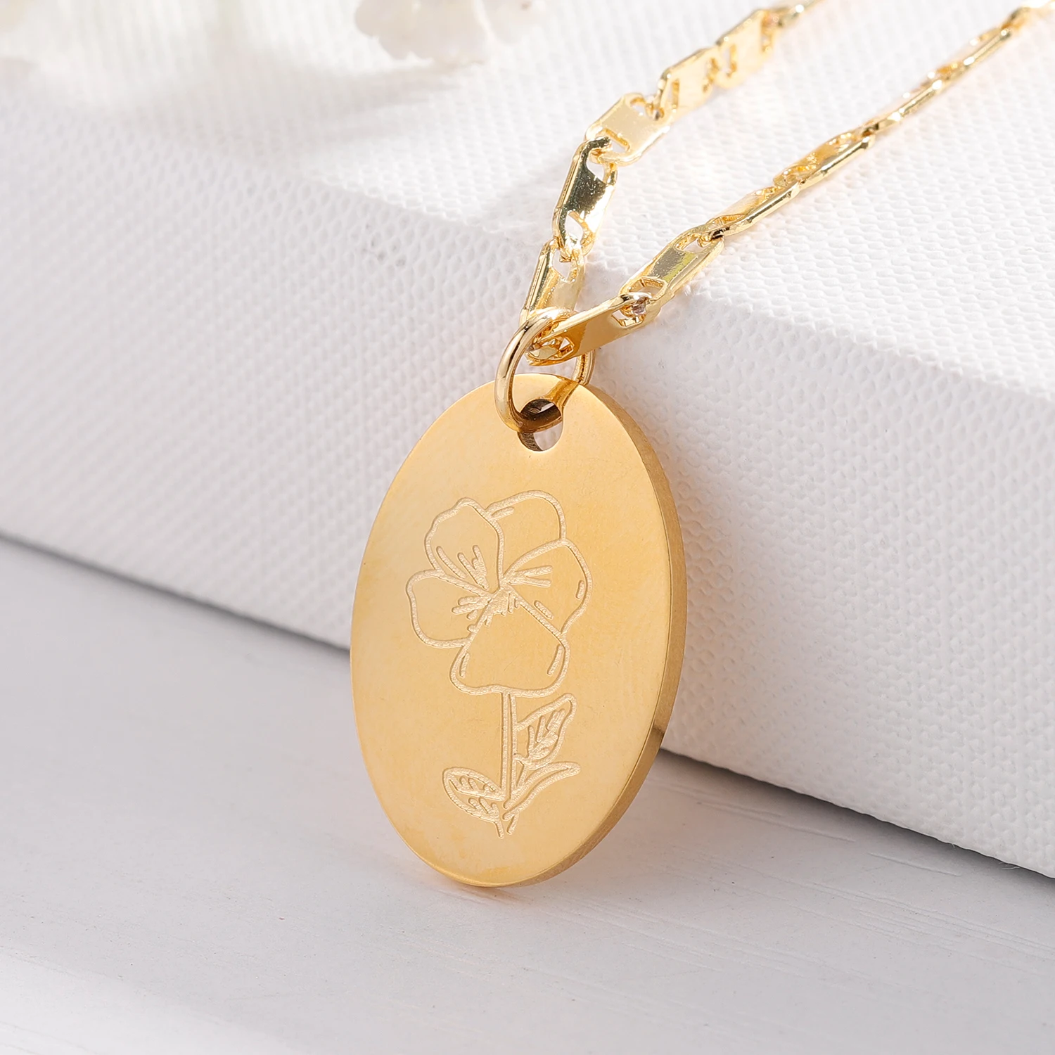 

Personalized Flower Necklace Custom Gold Disc Pendant Stainless Steel Carved Birth Month Flower Pendant For Women Jewelry Gift