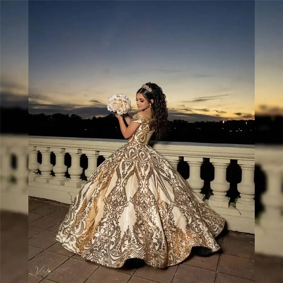 Gaun Quinceanera Gaun Bola Emas Berkilau 2021 Gaun Tulle dengan Manik-manik Di Bahu Terbuka Berpayet Manis 15 16 Gaun Pakaian Pesta XV