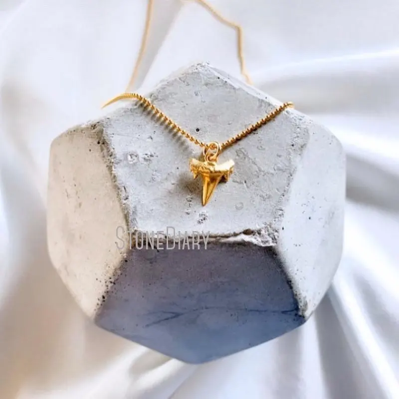 

NM36610 Dainty Shark Tooth Pendant Chain Necklace Beachy Minimalist Jewelry Braidesmaid Gift