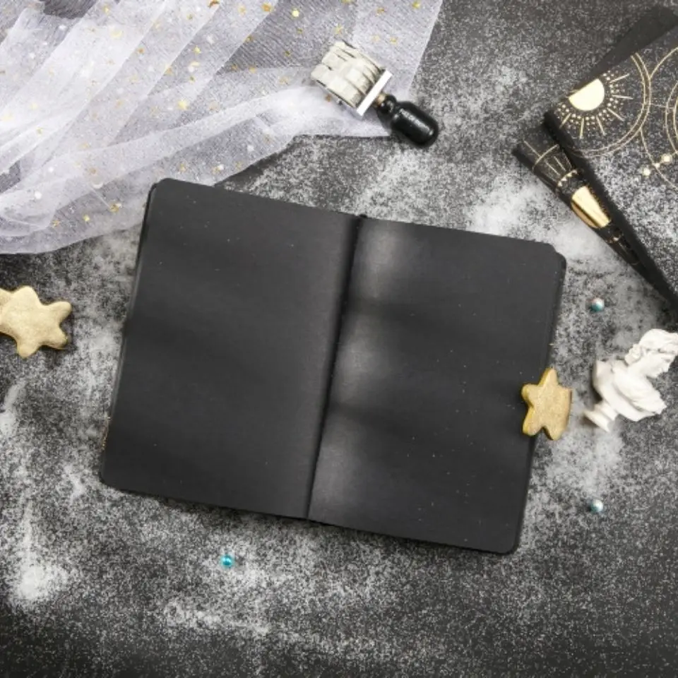 Moon and stars black inner page DIY graffiti book hand book hand-book note magnetic buckle this car line this student notebook