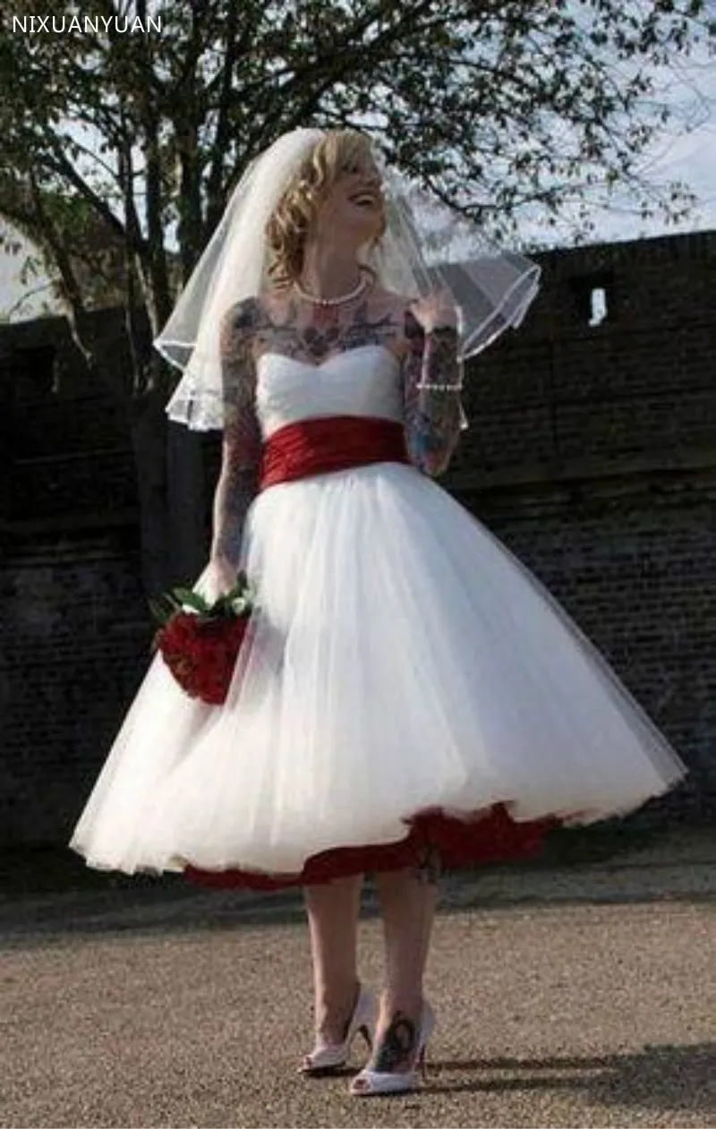 Rock und Roll Gothic Hochzeit Kleider mit Roten Schärpe EINE Linie Knie Länge Boho Tüll Kurze Braut Kleid Günstige Plus größe Hochzeit Kleid