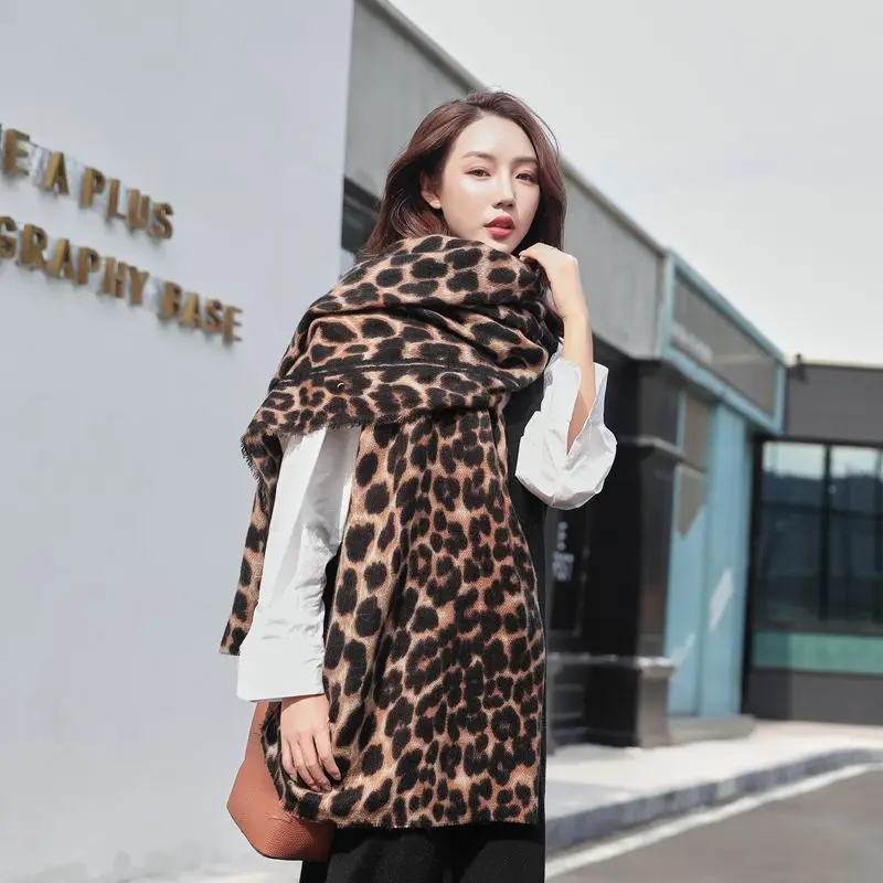 

2021 Autumn Wome Scarf Cashmere Leopard Animal Printed Pashmina Out Door Sun Protective Fashion Shawls Female Foulard Neck Wraps