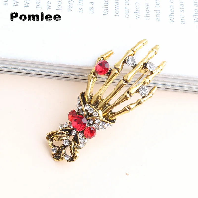 Pomlee 2024 New Arrival Skull Hand Brooch Unisex Punk Pin Antil Gold Red Rhinestone Brooch Gift Clip Accessories Whosales