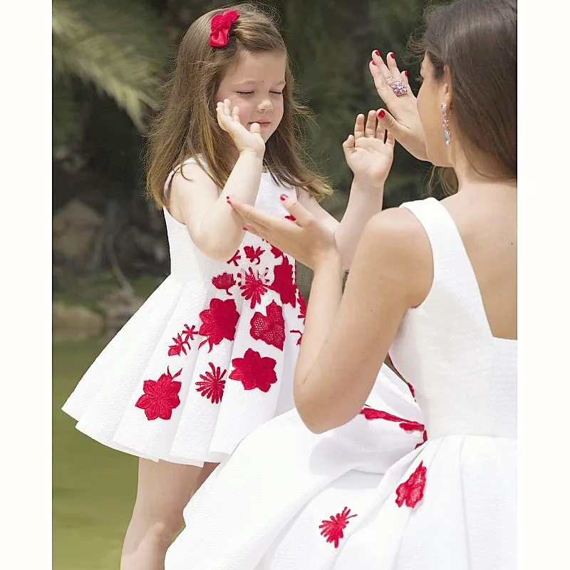 Pure White Flower Party Girl Vestido de Mãe E Filha Vestido Mini Saia Floral Impressão Sem Mangas Vestido de Baile платья знаменитостей