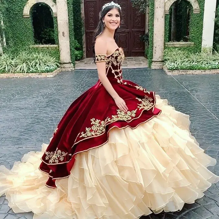 Suknia balowa bordowy i złoty Quinceanera sukienki Charro Vintage Off The Shoulder Organza Ruffles warstwowa słodka 16 sukienka suknia wieczorowa