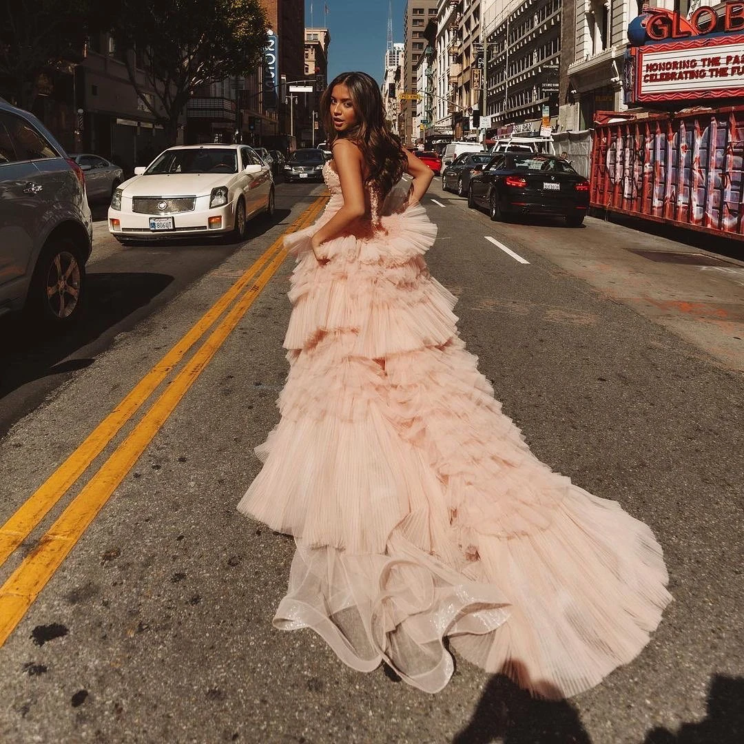 Gorgeous Pink Ruffled Tulle ชุดราตรีที่ไม่มีสายหนัง Sweetheart Sequins Layered Puffy Tulle กวาดรถไฟ Gowns พรหม