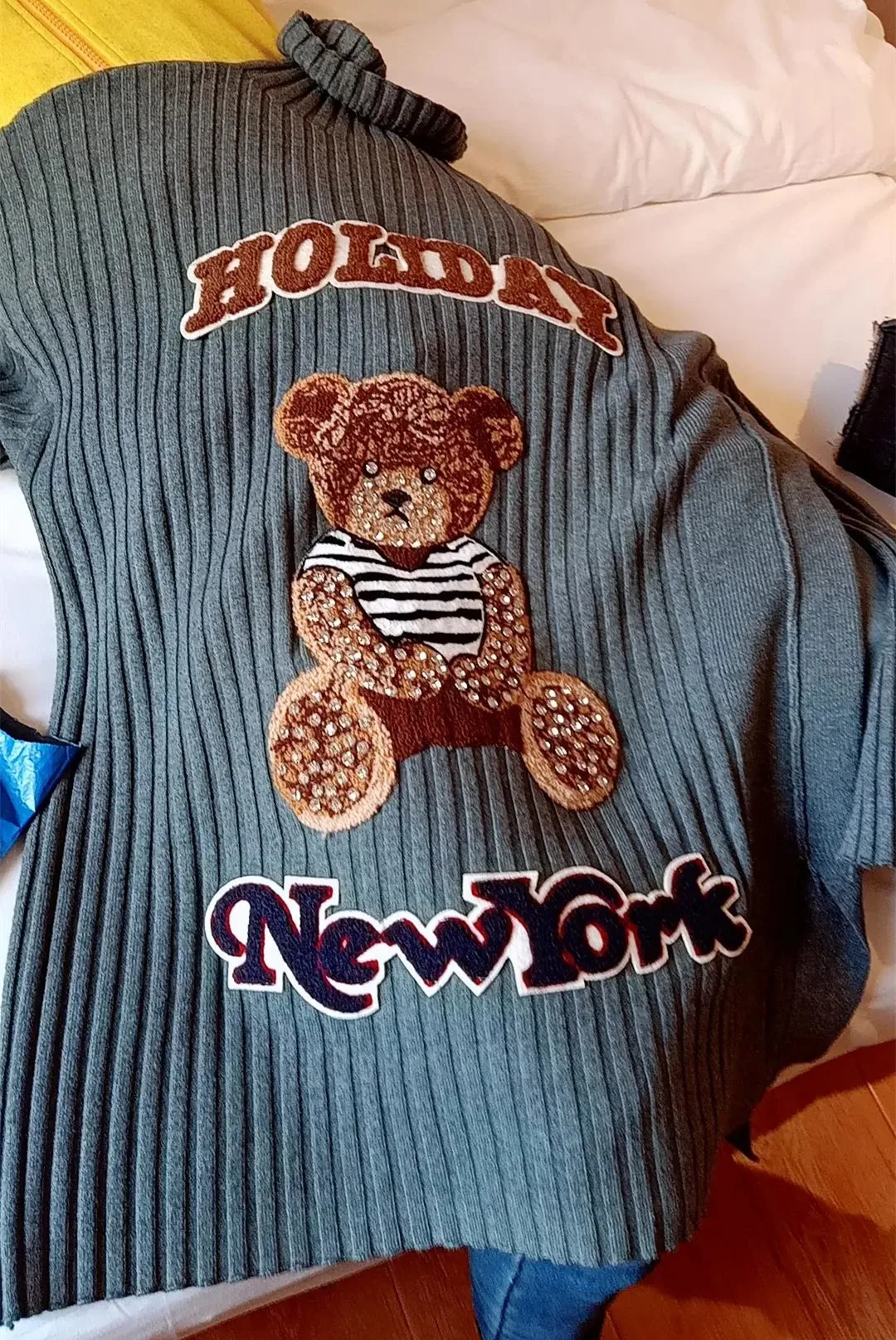 Women Runway Sweater Ladies Jumper Knitted Turtleneck Pullover Female Cute Bear Cartoon Appliques Diamond Beaded Sweaters NS508