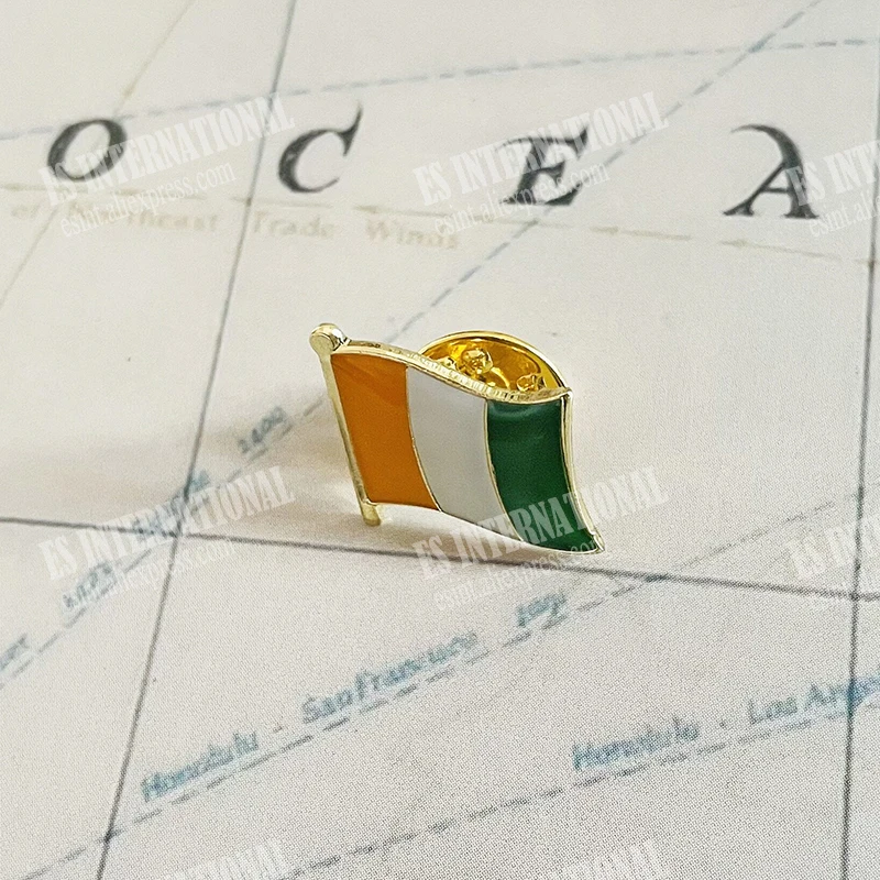 Pines de solapa de la bandera nacional de Cote, insignia de esmalte de Metal epoxi de cristal, broche de pintura, traje de recuerdo conmemorativo de personalidad