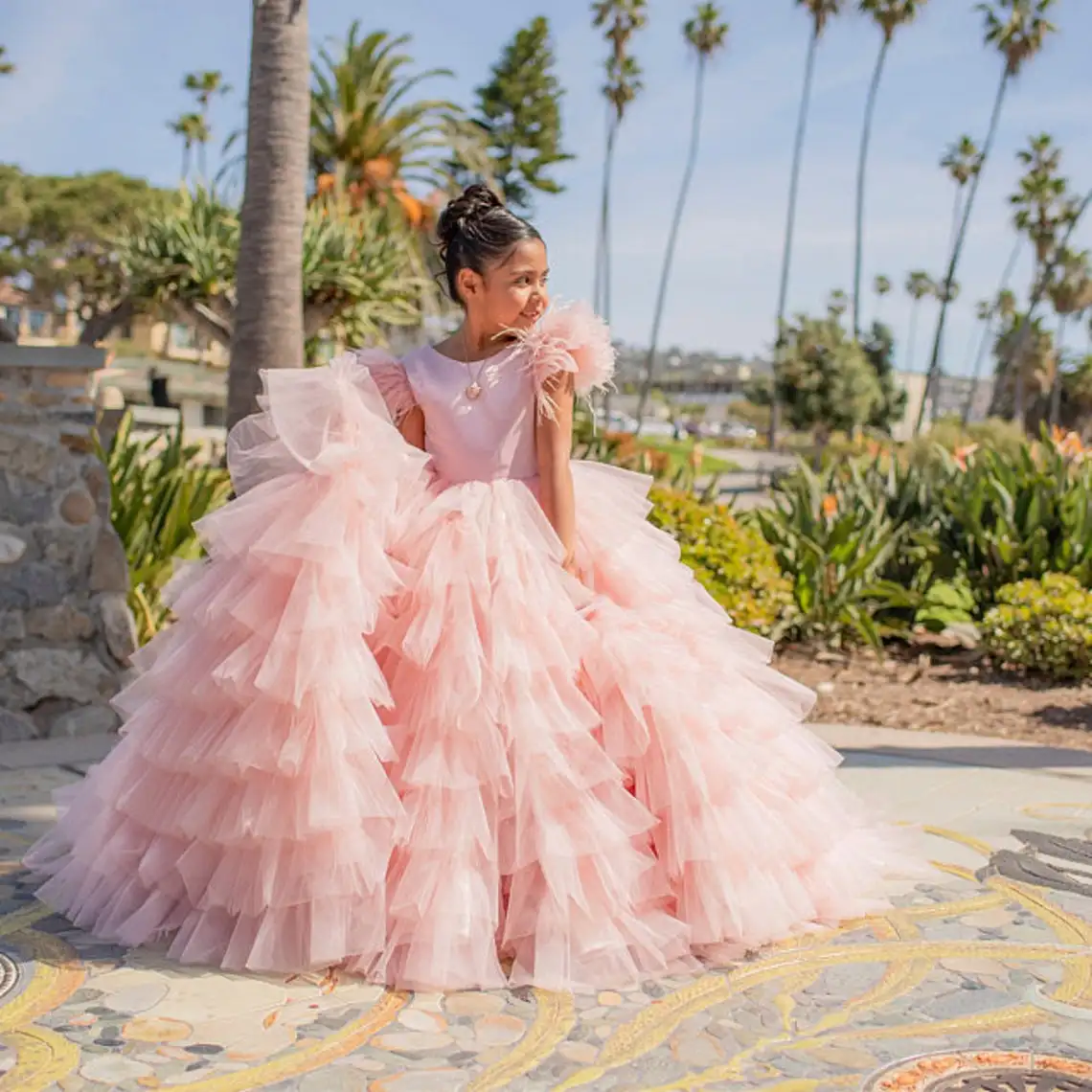 Leuke Roze Baljurk Bloem Meisje Jurken Voor Wedding Kralen Veer Tiered Ruches Peuter Meisjes Pageant Jurk Kinderen Formele Slijtage