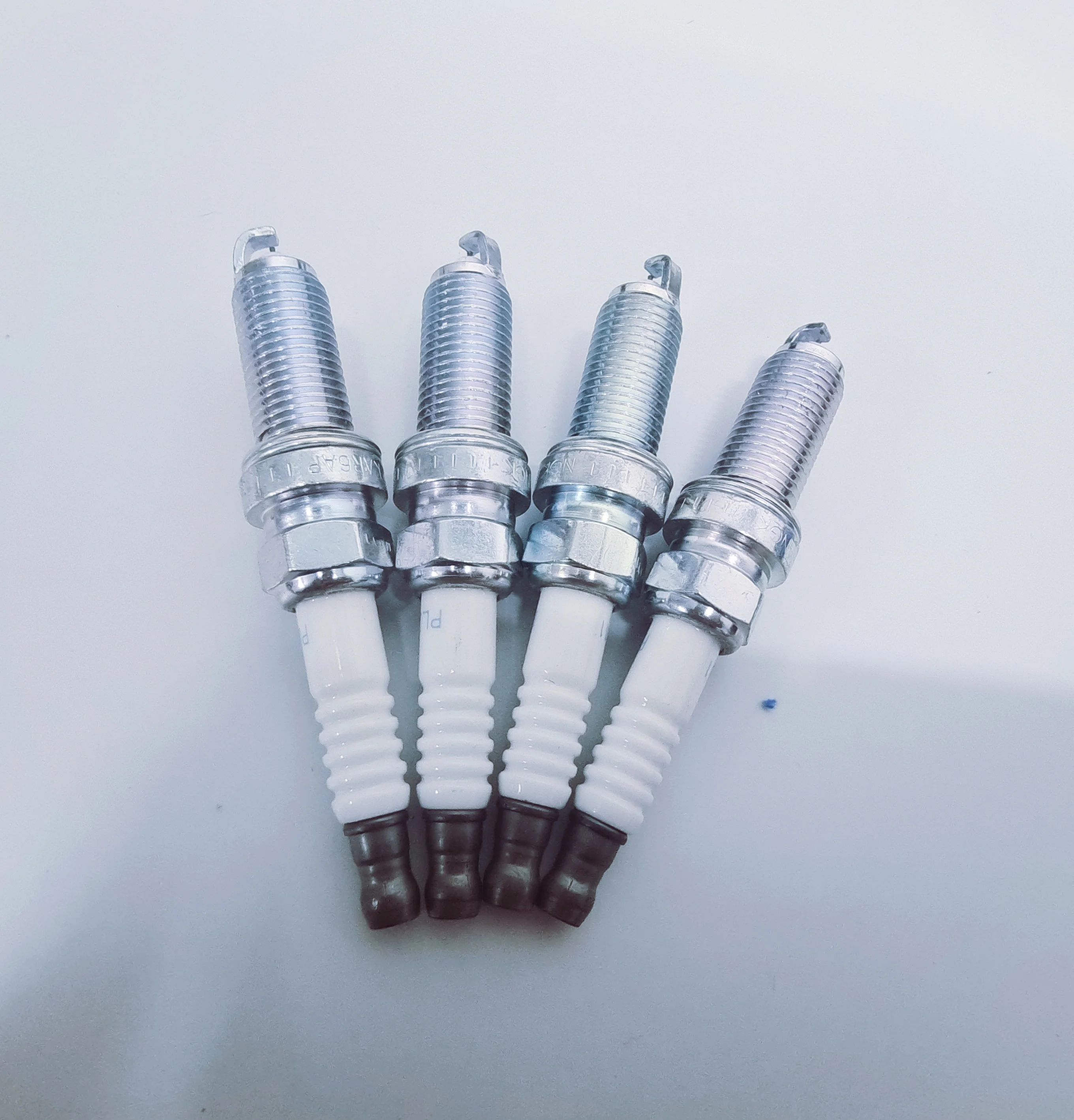 4pcs 22401-CK81B LZKAR6AP11 Platium Spark Plug Fits For Nissan Qashqai Tiida X-Trail NV200 Note March Sentra OEM