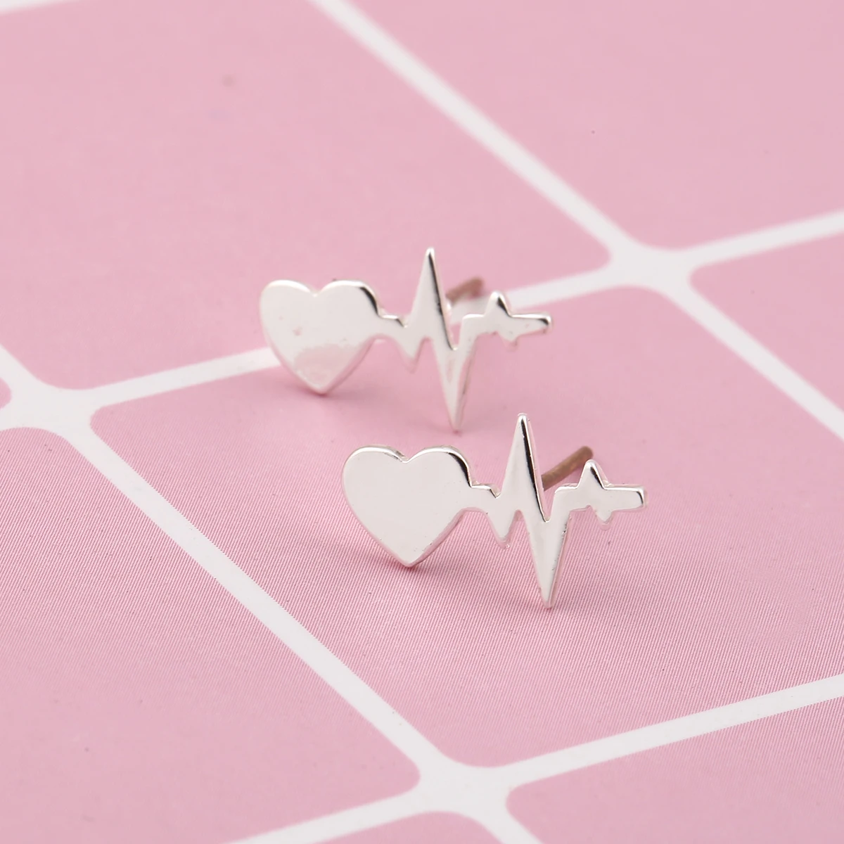 Orecchini Donna Chic Heartbeat Heart Stud Earrings for Women Femme Metal Aretes Nurse Doctor ECG Medical Ear Studs bijoux 2020