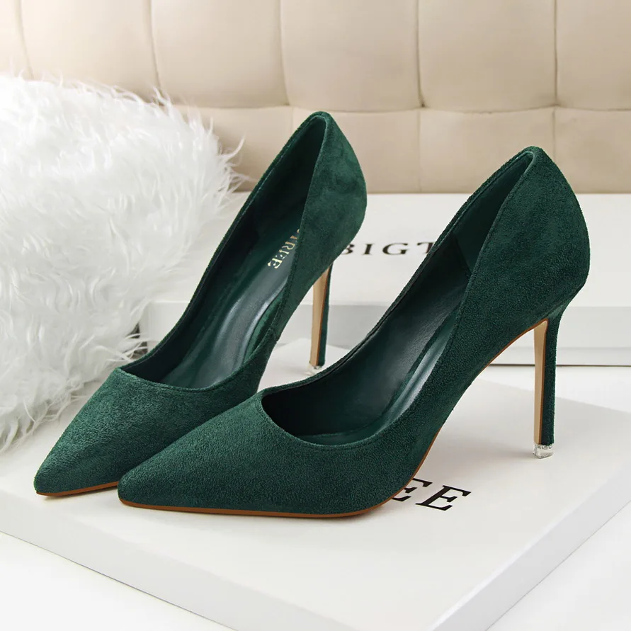 Elegant Classic Suede Pumps 4\