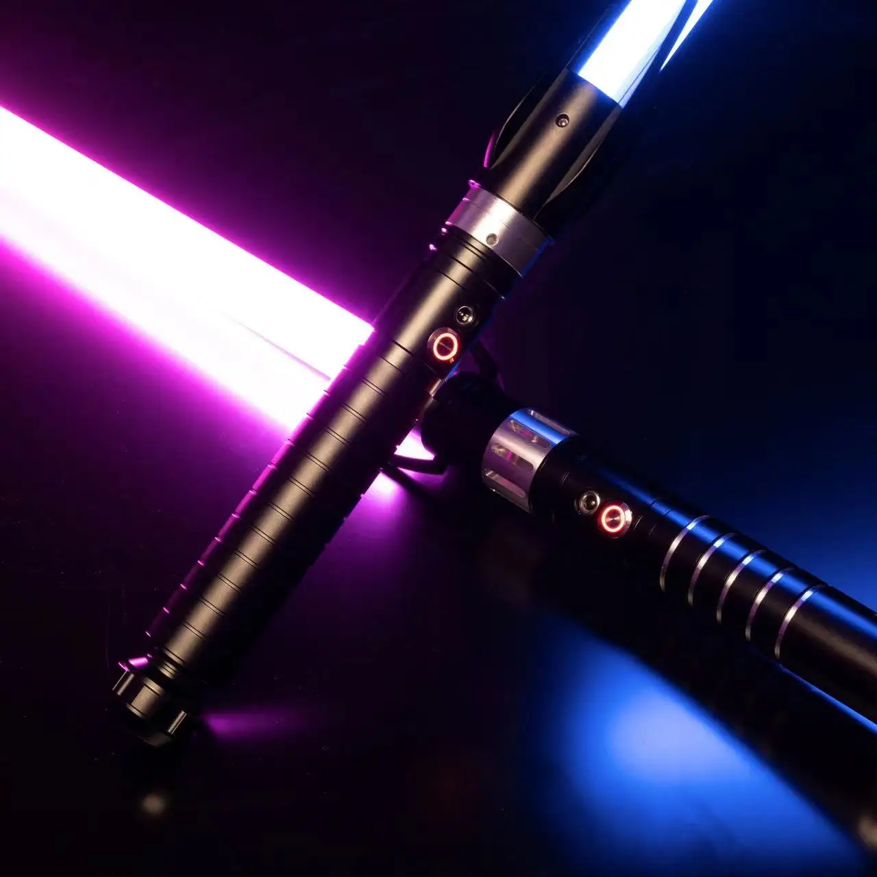 Lgt Damiensaber Lightsaber-Gevoelige Smooth Swing Licht Sabels Met 12 Kleuren Veranderen 9 Geluid Lettertypen Zware Dueling Training