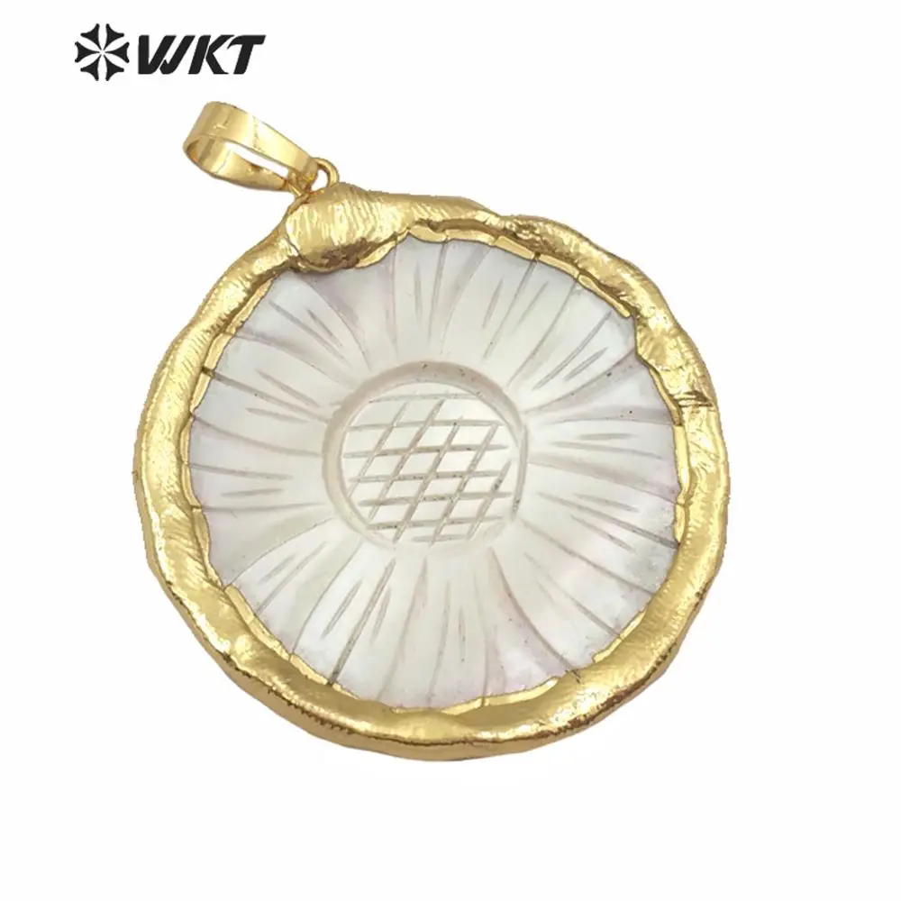 WT-JP154 wholesale round shape natural shell Pendant sunflower carving with gold bezel circular Connector women making Jewelry