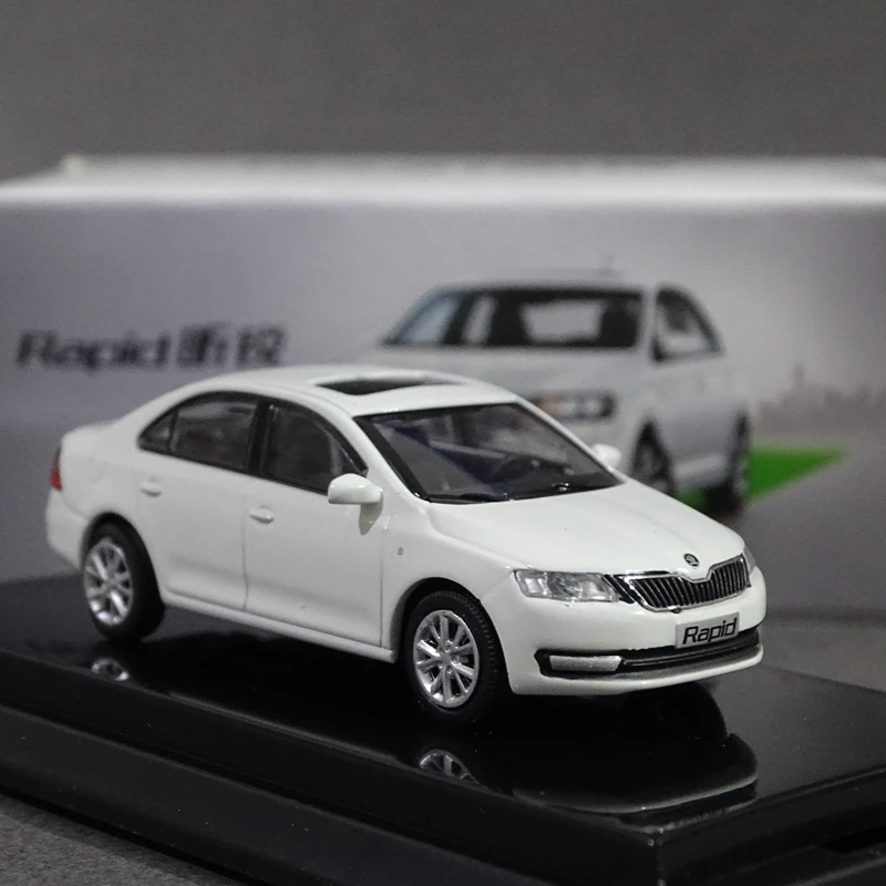 Diecast Alloy 1/64 Skoda Rapid 30th Anniversary Edition Set Gift Box White Car Model Classics Adult Souvenir Gift Static Display