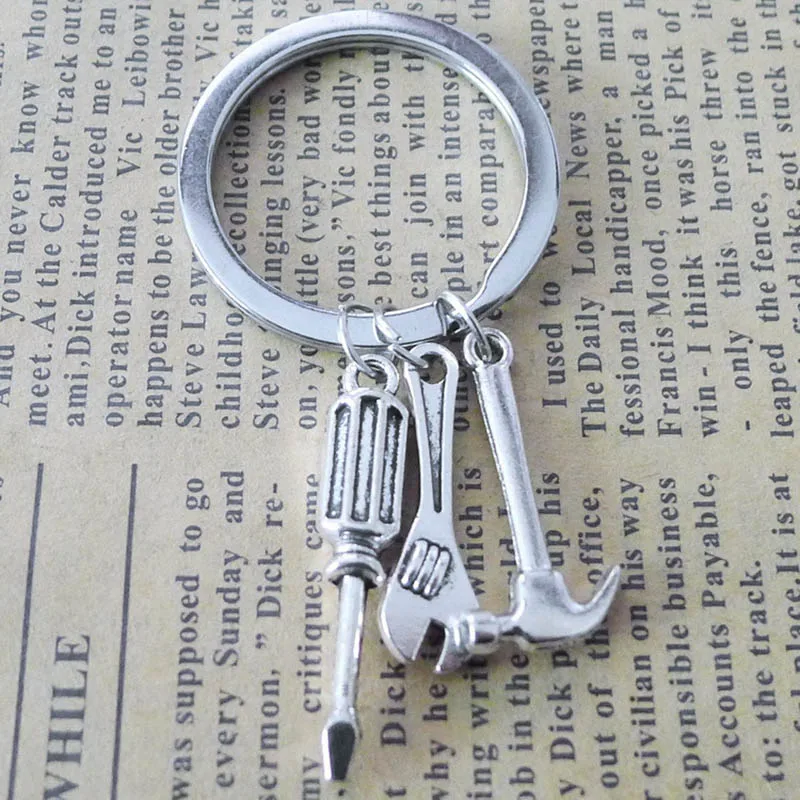 Neuer Werkzeug-Schlüsselanhänger mit Hammer, Schraubendreher und Schraubenschlüssel 'Wenn Papa es nicht reparieren kann' Vatertags-Geschenk Schmuck-Schlüsselring – Detail 4