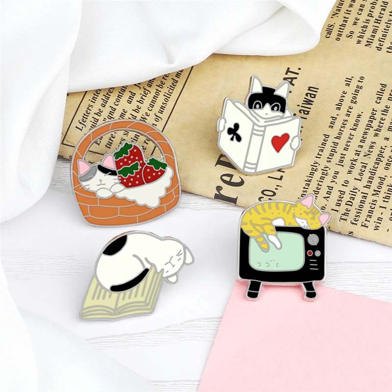 Śliczne broszki z motywem zwierząt czytanie Sleepy Cat emalia Pins Cartoon śmieszne kreatywny Pin niestandardowy kotek odznaka biżuteria prezent dla