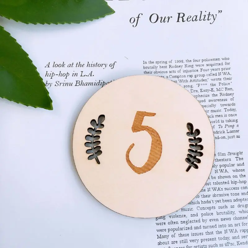 

900C 12 Pcs/set Baby Milestone Card Vintage Leaf Numbers Engraved Wood Infants Bathing Gift Newborn Photography Props Set