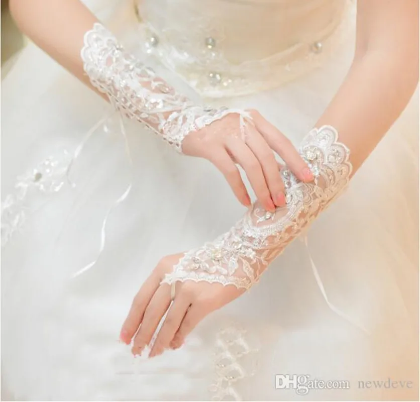 Accessoires de mariage, fascinateurs de mariée, pièces de tête en strass, couronnes diadèmes de mariée, gants de mariage, chaussures, en Stock