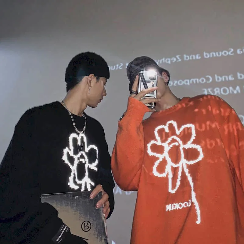

Sweater male Korean version boys round neck loose lazy reflective flowers handsome sweater couple top trendy cool street