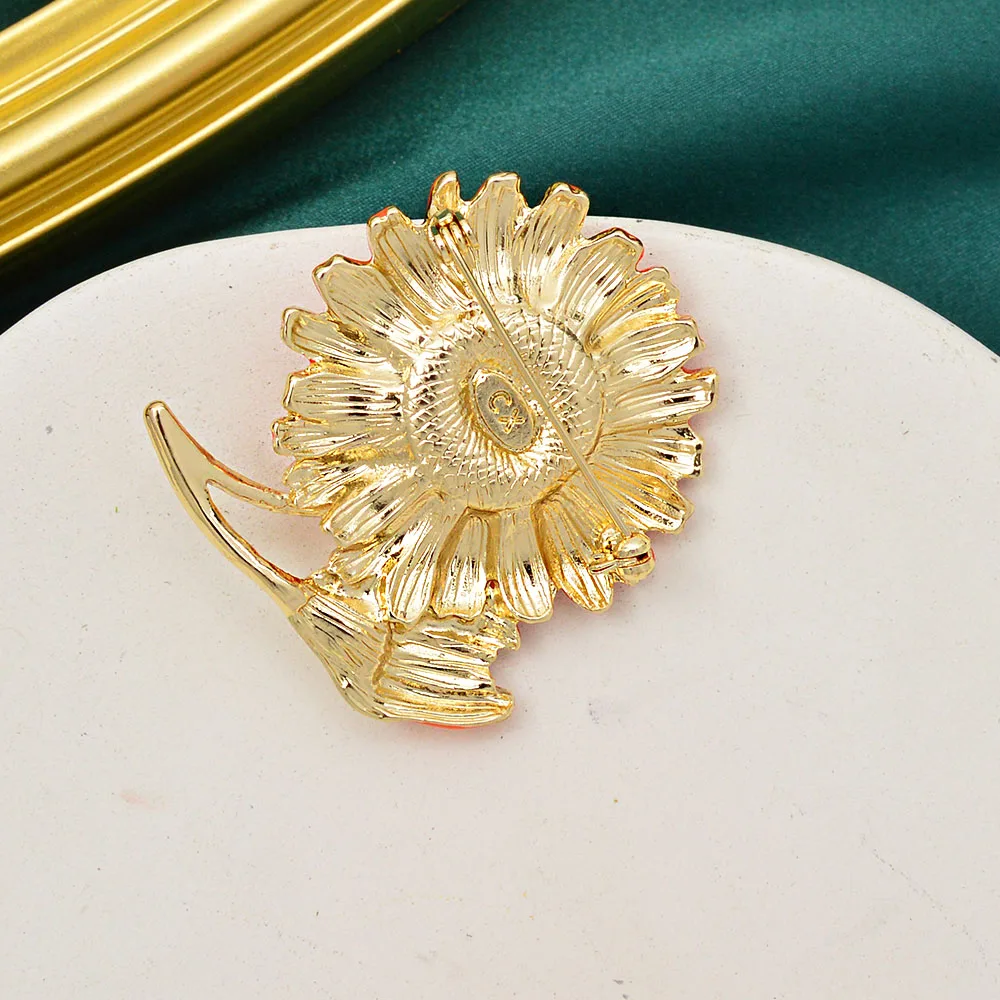CINDY XIANG Daisy Chrysanthemum Lapel Pins Brooch Broche Summer Sweet Flowers Brooches For Women Girls Wedding Party Jewlery