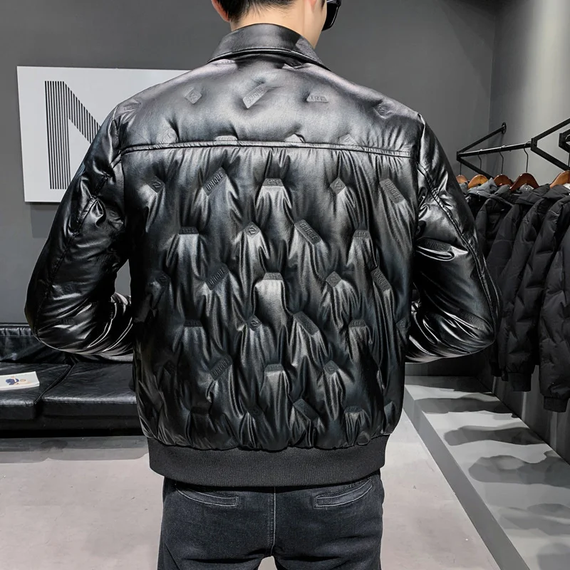 Abrigo de plumón negro brillante para hombre, chaqueta con cuello vuelto y cremallera con múltiples bolsillos, estampado de letras, ropa de abrigo