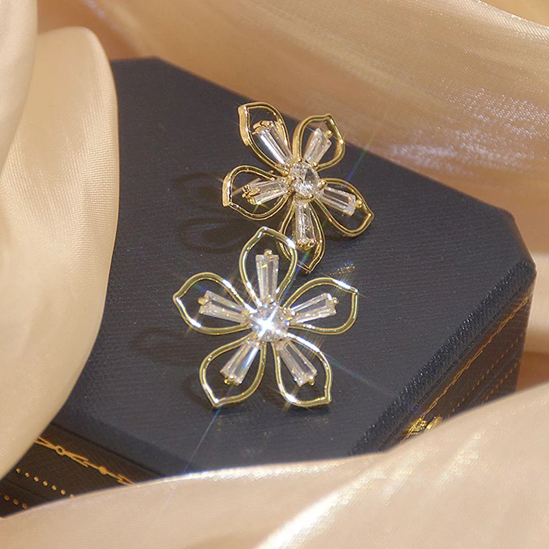 14K Plated Gold Trendy Hollow Flower Women Earring Bling Crystal CZ Temperament Fashion Stud Earrings for Bridal Wedding Jelwery