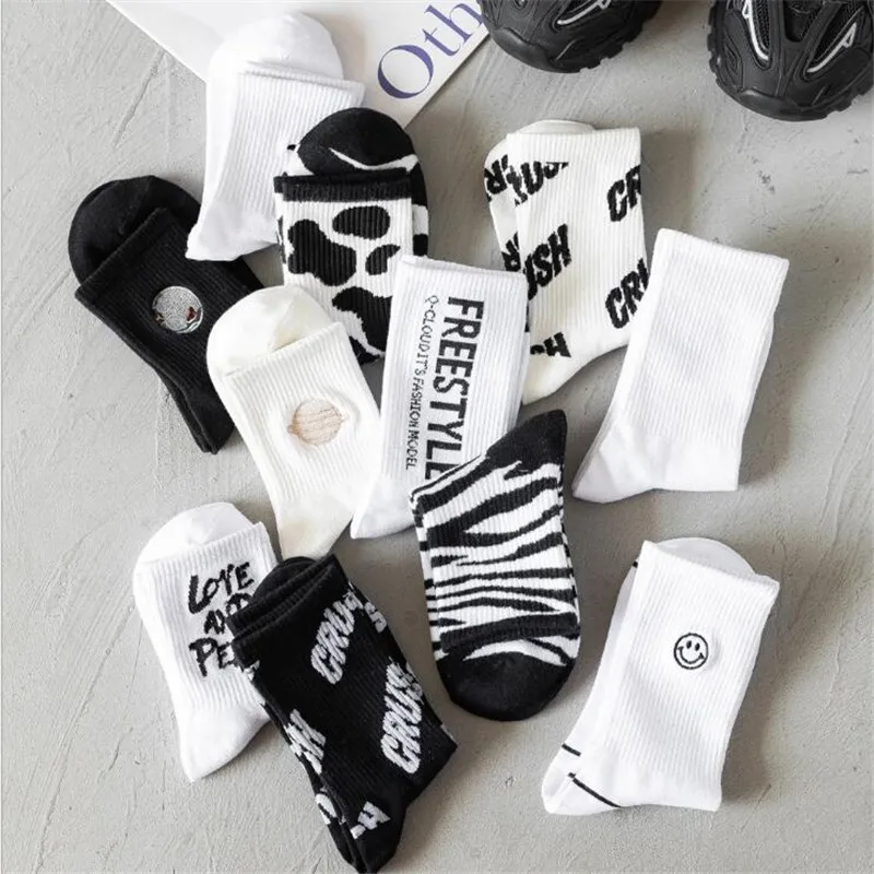 New Ins Winter Fashion Harajuku Hip Hop Socks Unisex Funny Smile Moon Women Happy Skateboard Socks Streetwear Black White Meias