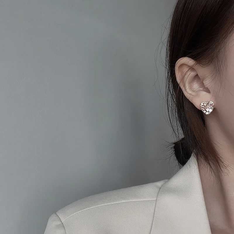 Imagen 7: Pendientes de perlas de corazón de estilo coreano para mujer, pendientes de tuerca geométricos de circón de flor dulce, joyería de fiesta para niña