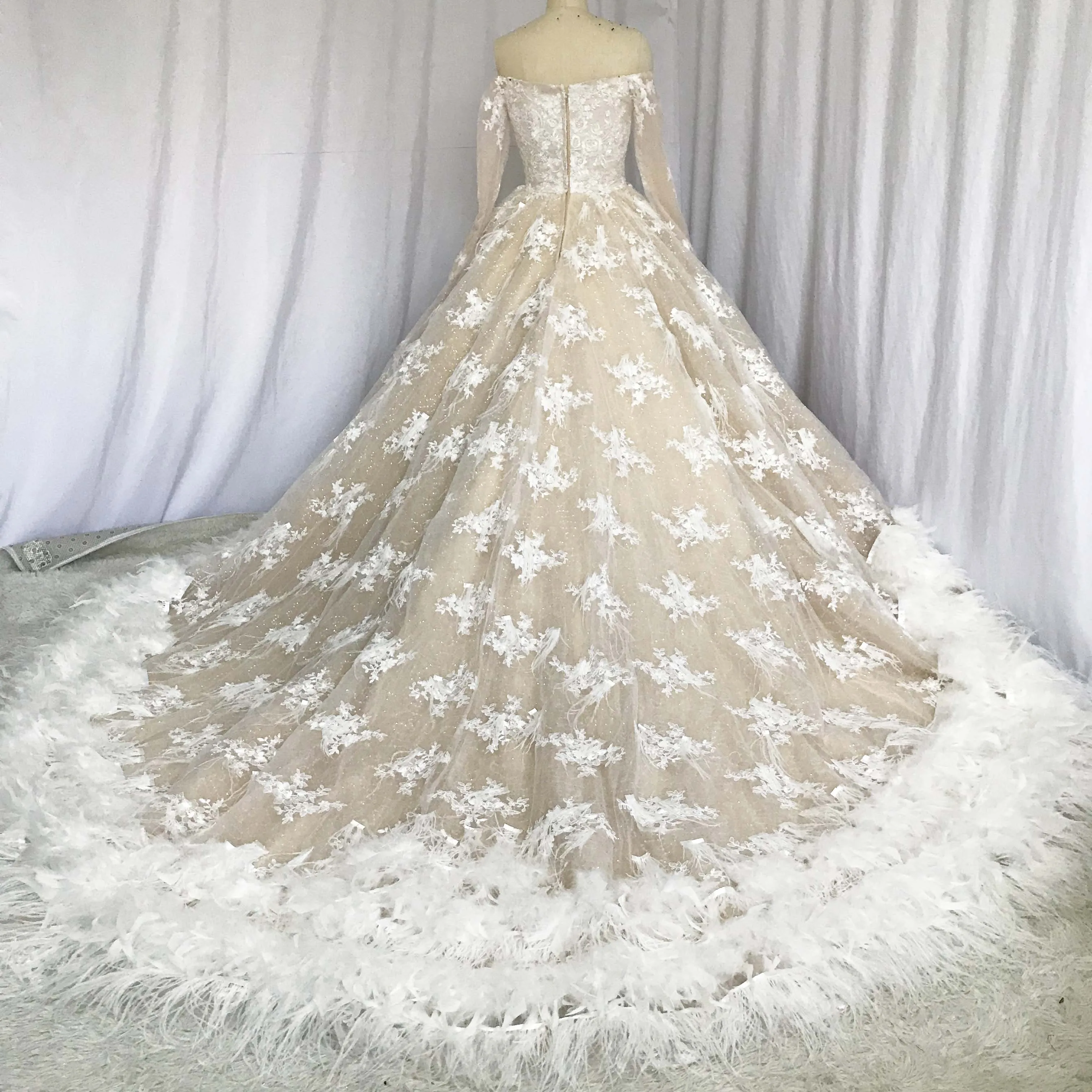 Designer Vestidos De Novias Off the Shoulder Sweetheart Long Sleeve Ball Gown Puffy Feather Champagne  Wedding Dress