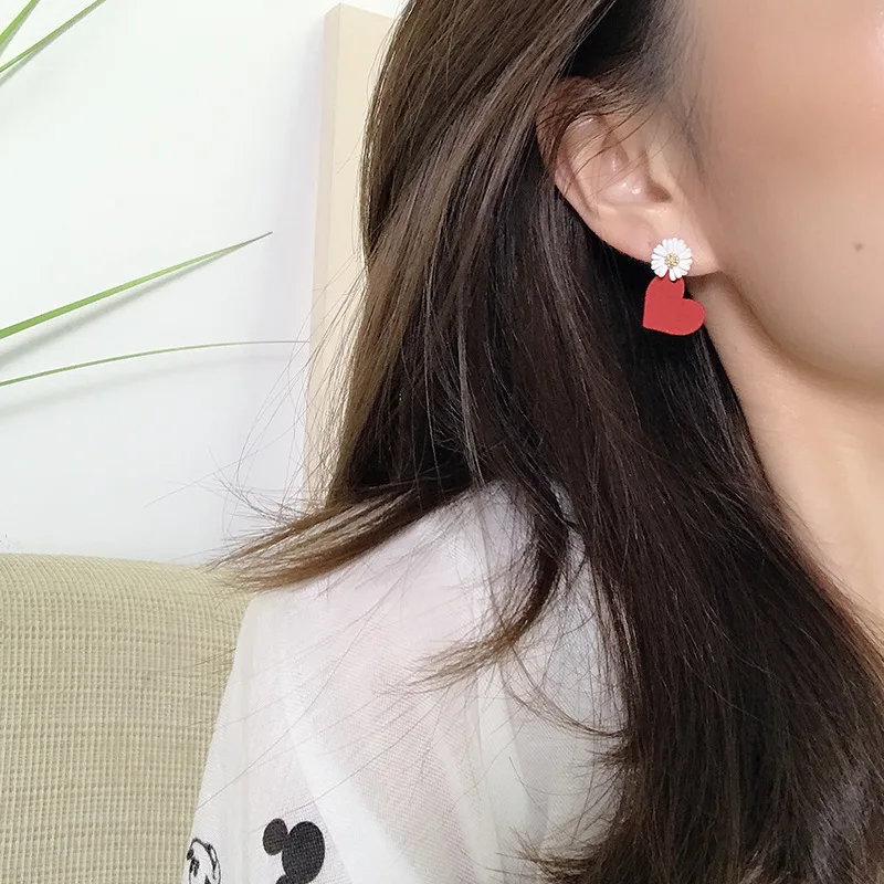 Cute Small Daisy Flower Stud Earrings for Women Red White Color Sweet Heart Asymmetrical Earring Party Wedding Jewelry Gifts