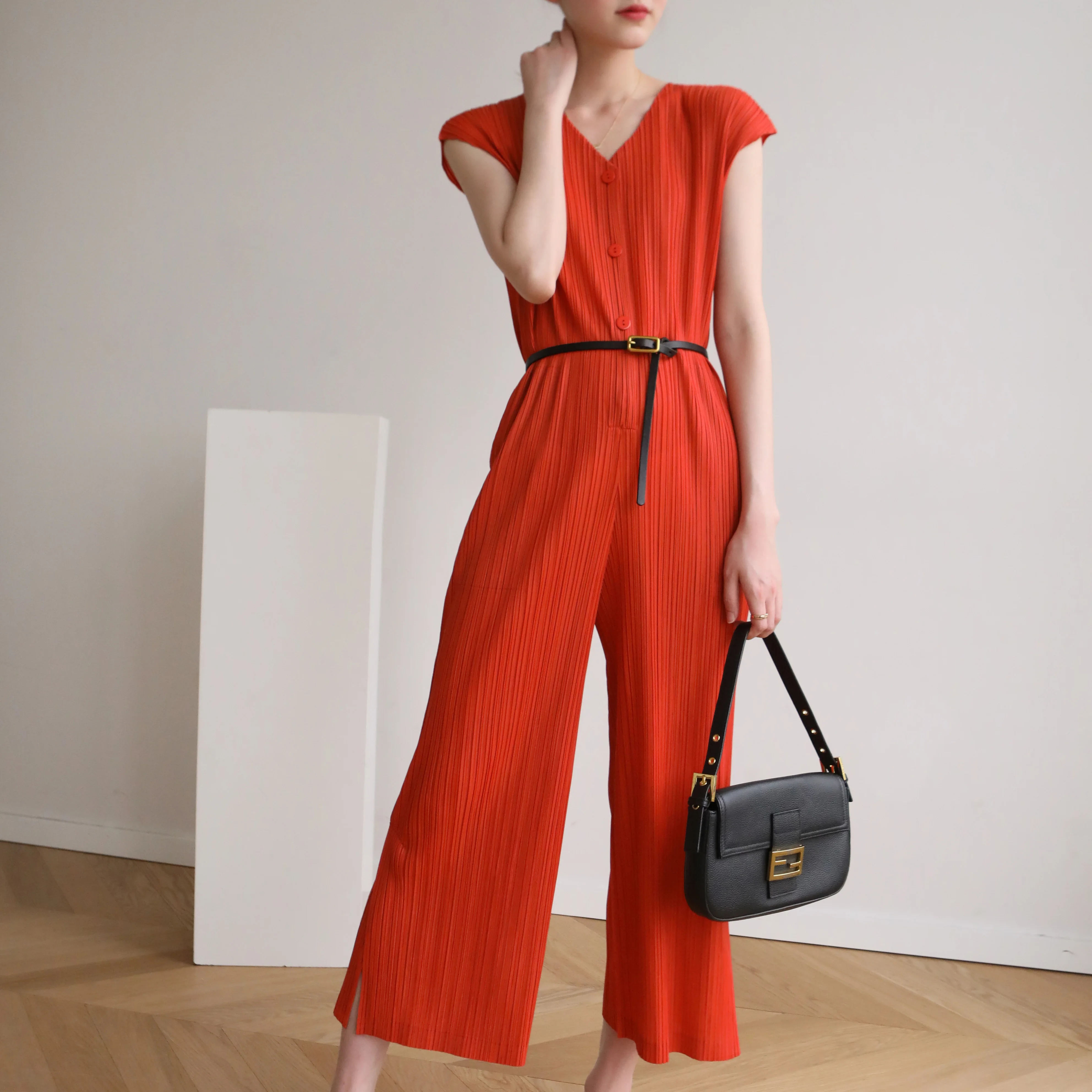 The manufacturer directly supplies summer style Miyake pleated light luxury V-collar western-style large size slim slim jumpsuit