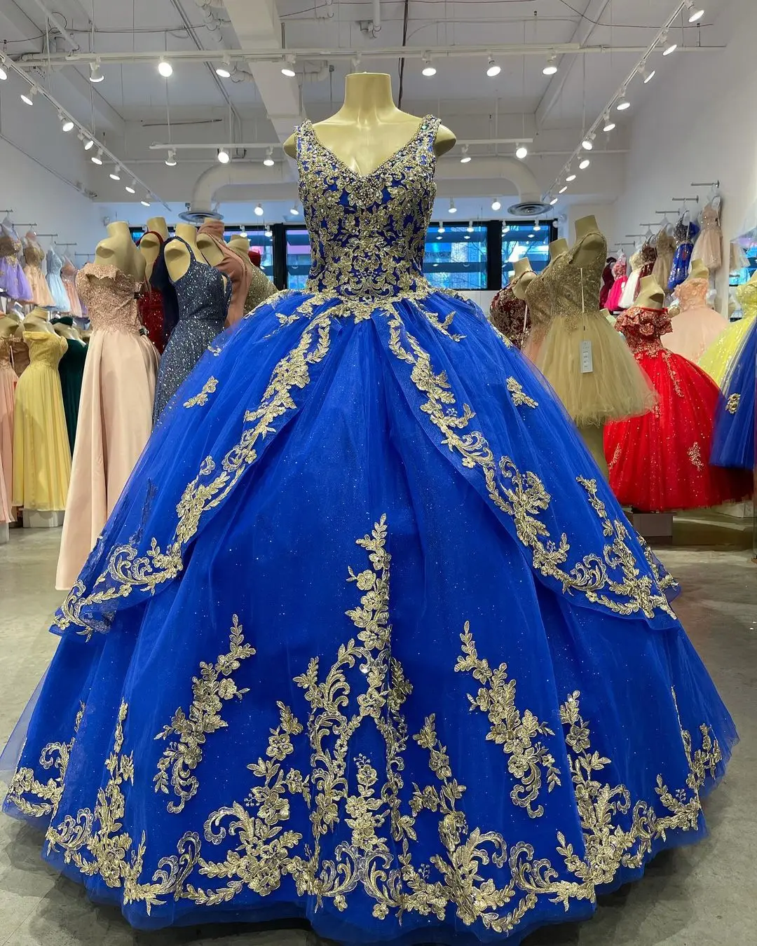 Vestido de quinceañera con cuello en V para mujer, traje de baile de graduación largo con cordones y escote en V, de oro real, 15 años, 2022