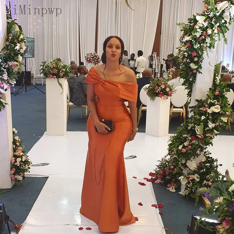 Elegante Orange Afrikanische Meerjungfrau Brautjungfer Kleider Schwarz Frauen Hochzeit Gast Party Kleider Eine Schulter Bodenlangen Bogen