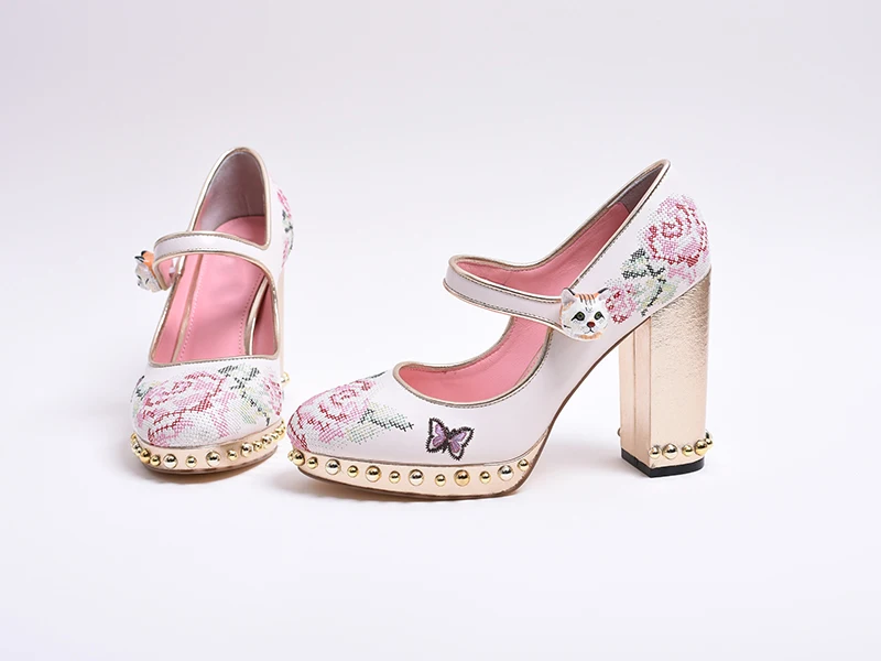 Scarpe da sposa in pelle bianca con ricamo rosa Mary Janes décolleté con fibbia a gatto décolleté con tacco grosso dorato scarpe eleganti Bridals