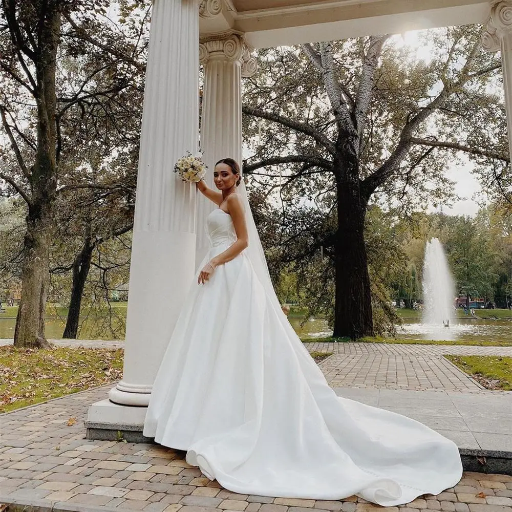 Abito da sposa in raso abito da ballo con scollo a cuore brillante abito da sposa elegante senza maniche con spacco laterale cappella treno abiti da sposa