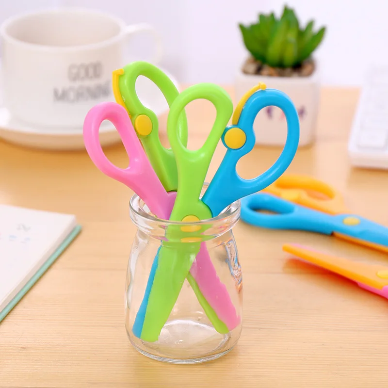 New 1Pcs 137mm Mini Safety Round Head Plastic Scissors Student Kids Paper Cutting Minions Supplies for Kindergarten School