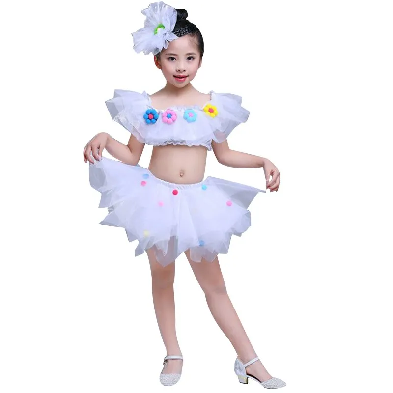 Saia da princesa infantil estava vestida com a roupa de dança do coro do jardim de infância Saia branca do dossel das meninas