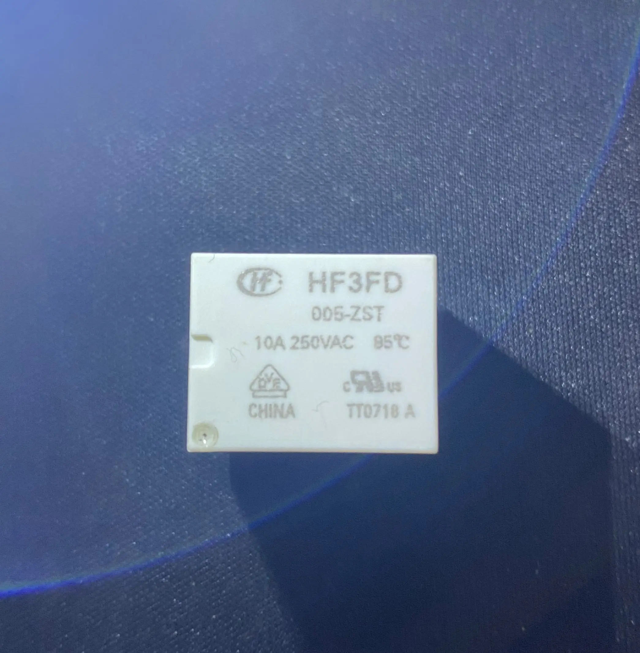 10 pz/lotto HF3FD-005-ZST HF3FD-005 HF3FD-005-ZSTF HF3FD-012-ZST HF3FD-024-ZST HF3FD-003-ZS DIP NUOVO Originale di trasporto libero