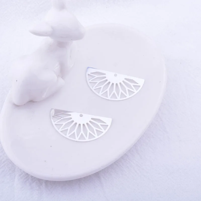 50 Stück AC11362 16*30mm Halbrunde Blumenanhänger Filigran Ausgehöhlter Anhänger DIY Schmuck Ohrring Herstellung – Detail 7