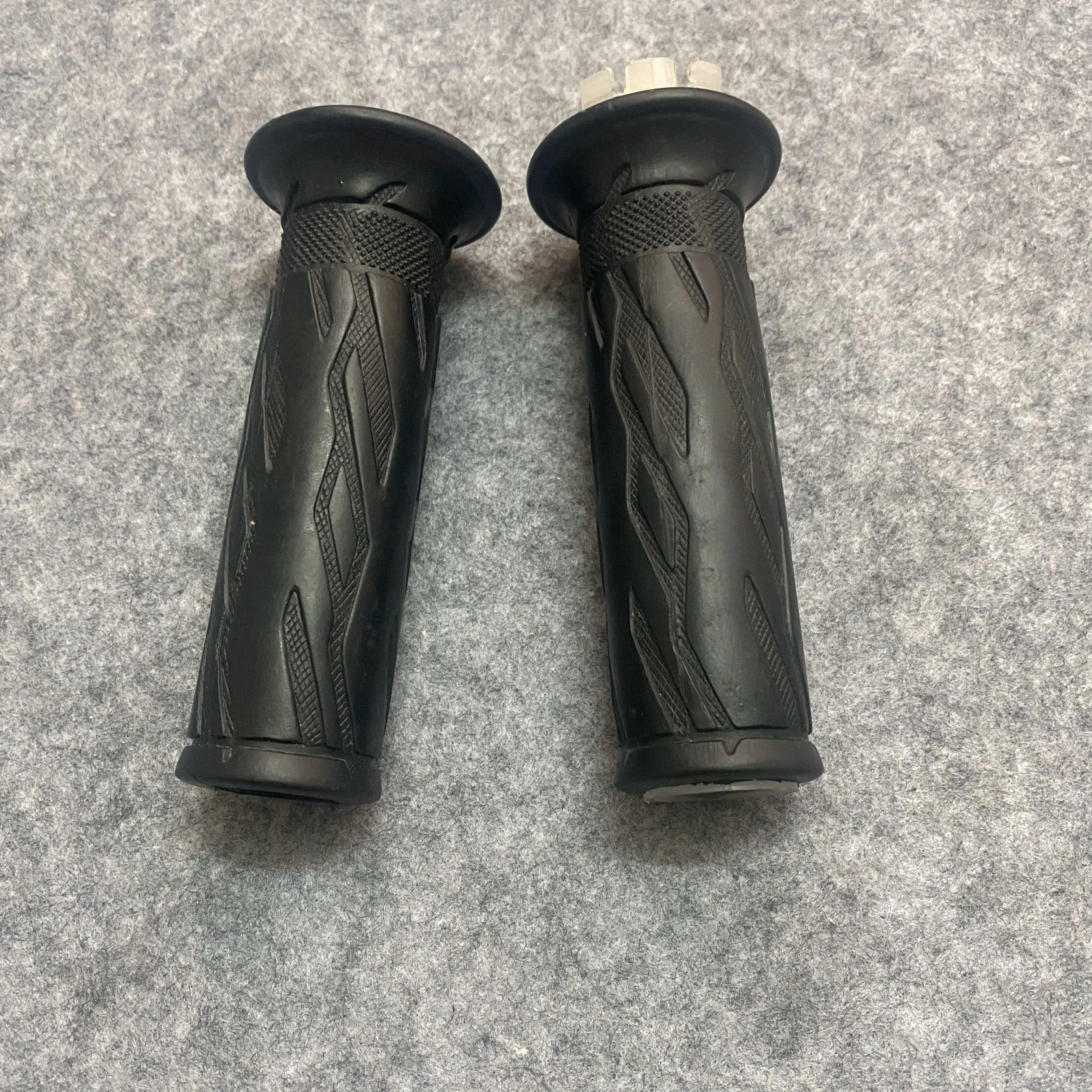 Pair 7/8'' Motor Left&Right Handlebars Hand Grips for SUZUKI GSXR650 GSXR750 GSXR1000 K1 K2 K3 K4 K5 K6 K7 K8 K9 K10 L7 L3 L8