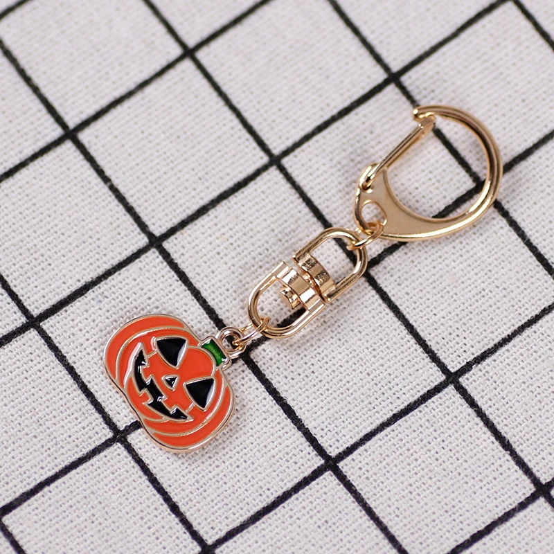 Llavero clásico de Halloween para hombre y mujer, colgante de Metal de aleación divertida con cabeza de calabaza, mochila de vacaciones, regalo de joyería de dibujos animados