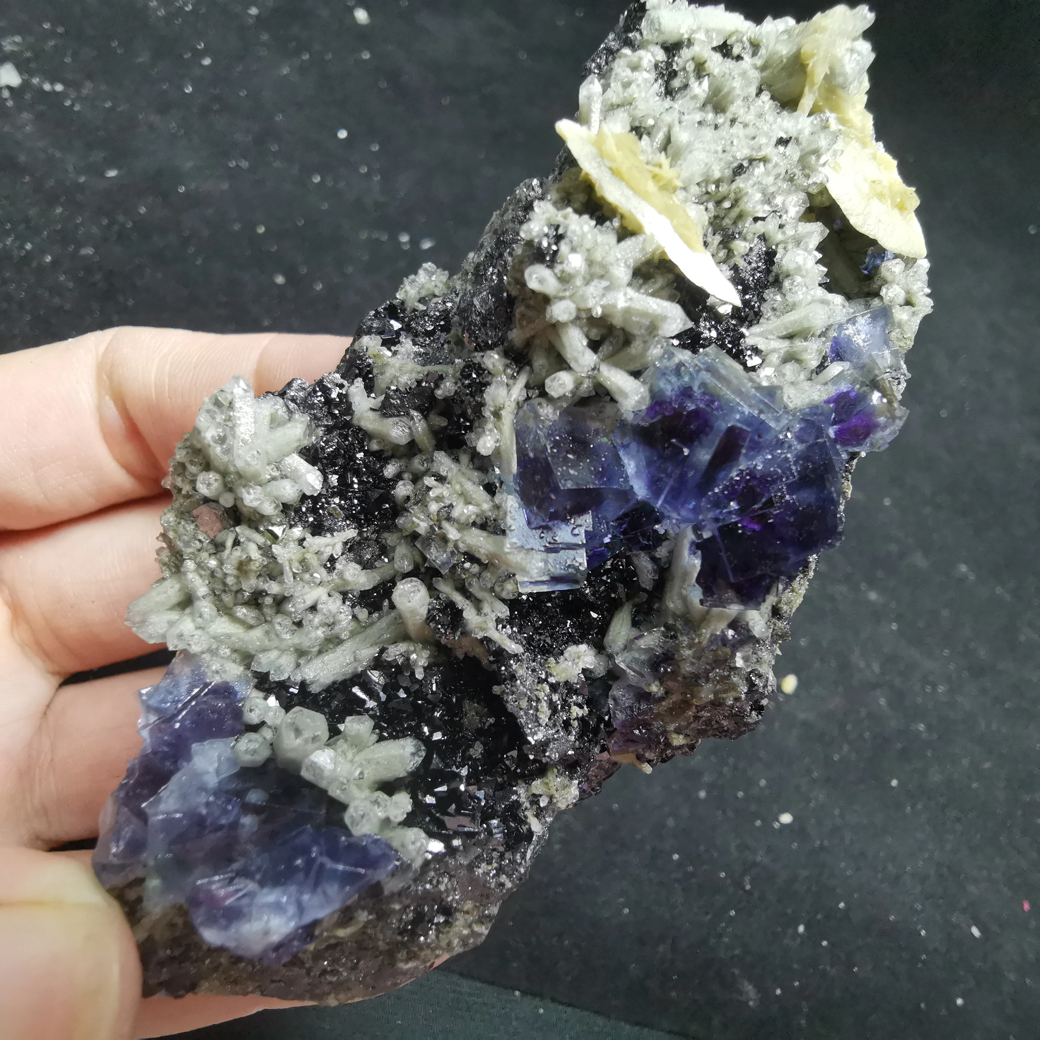 

136.6gRare natural blue violet heart fluorite and wolframite mica associated mineral specimens and crystal healing QUARTZ GEM