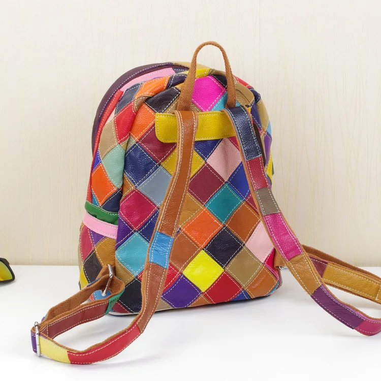 Mochila de patchwork de couro genuíno para mulheres, mochila de viagem casual para estudantes universitários, colorida e geométrica, nova moda, 665