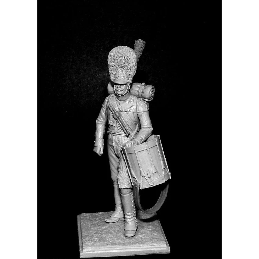 Unmontierter 1/32 alter Mann Kriegerständer Schlagzeuger Miniaturmodellbausätze aus Kunstharz, unbemalt