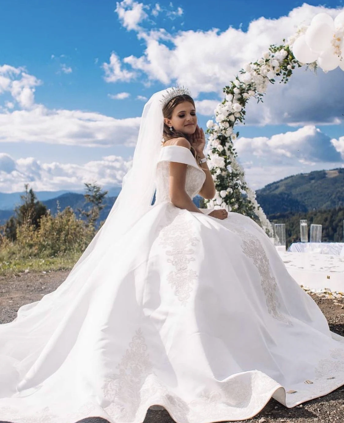 Vestido de casamento bola decote em v fora do ombro rendas apliques lantejoulas contas sem costas cetim andar comprimento varredura trem vestido de noiva novo