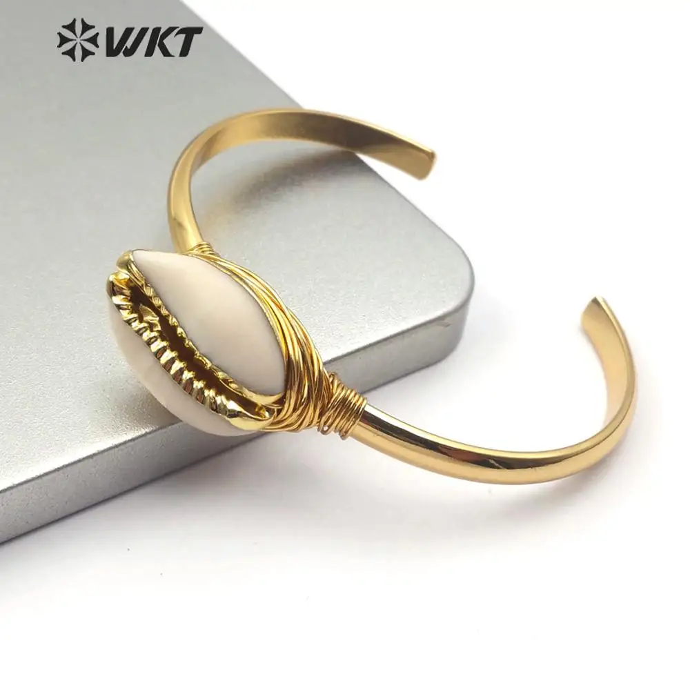 WT-B490 Natural Cowrie Shell  Wire Wrapped Bracelet Gold Trim Shell Gold Electroplated Bangle Fashion Jewelry For Woman